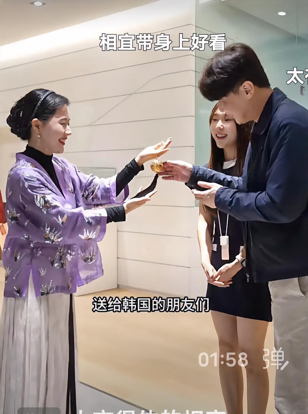 景福宫的墙，第一次允许外国人点茶炉。
不是演戏，不是打卡，是真烧水，真泡茶，真有