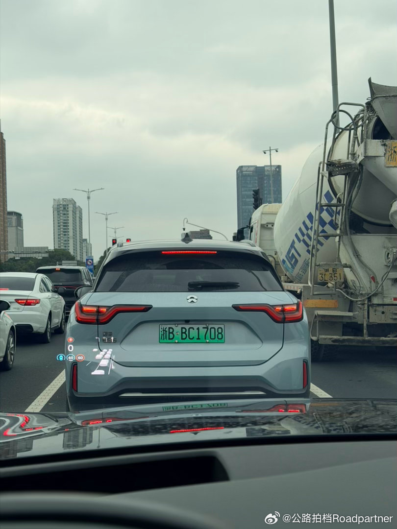 又被围住了蛮有意思的一点，一代二代三代蔚来