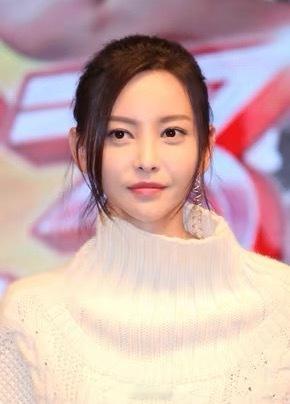 于文文演唱会晕倒 大冬天穿那么少站台上唱，设备还出问题干等着，看着都冷。文文这工