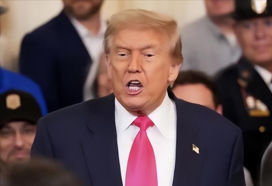 特朗普点名警告中国，发出一个前所未有重大威胁。
 
最近几天，特朗普又在美媒上放