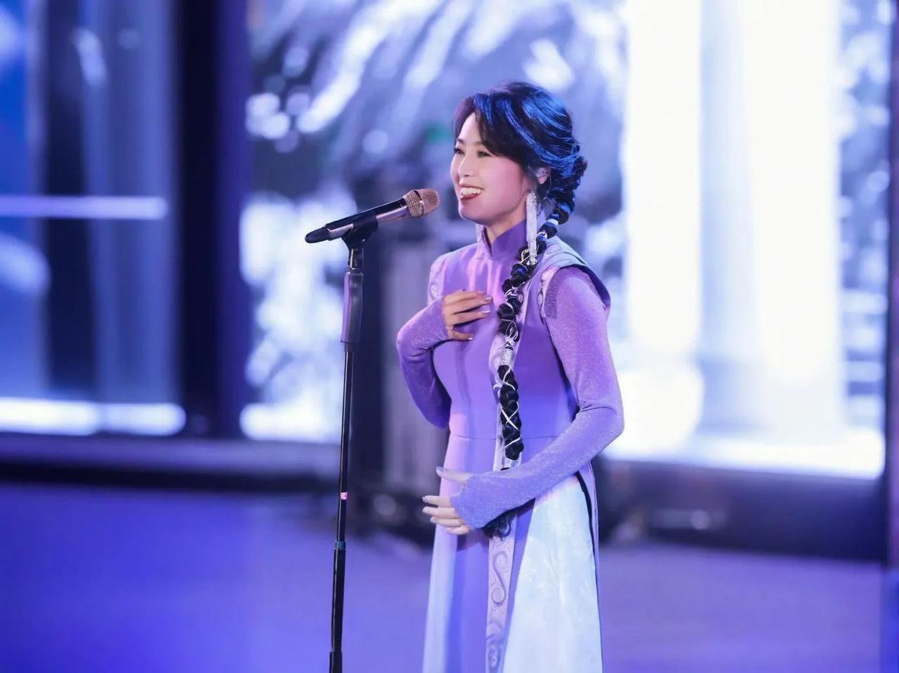 #为什么歌手云朵那么受欢迎?#歌手云朵之所以备受欢迎，主要原因在于她独特的音乐魅