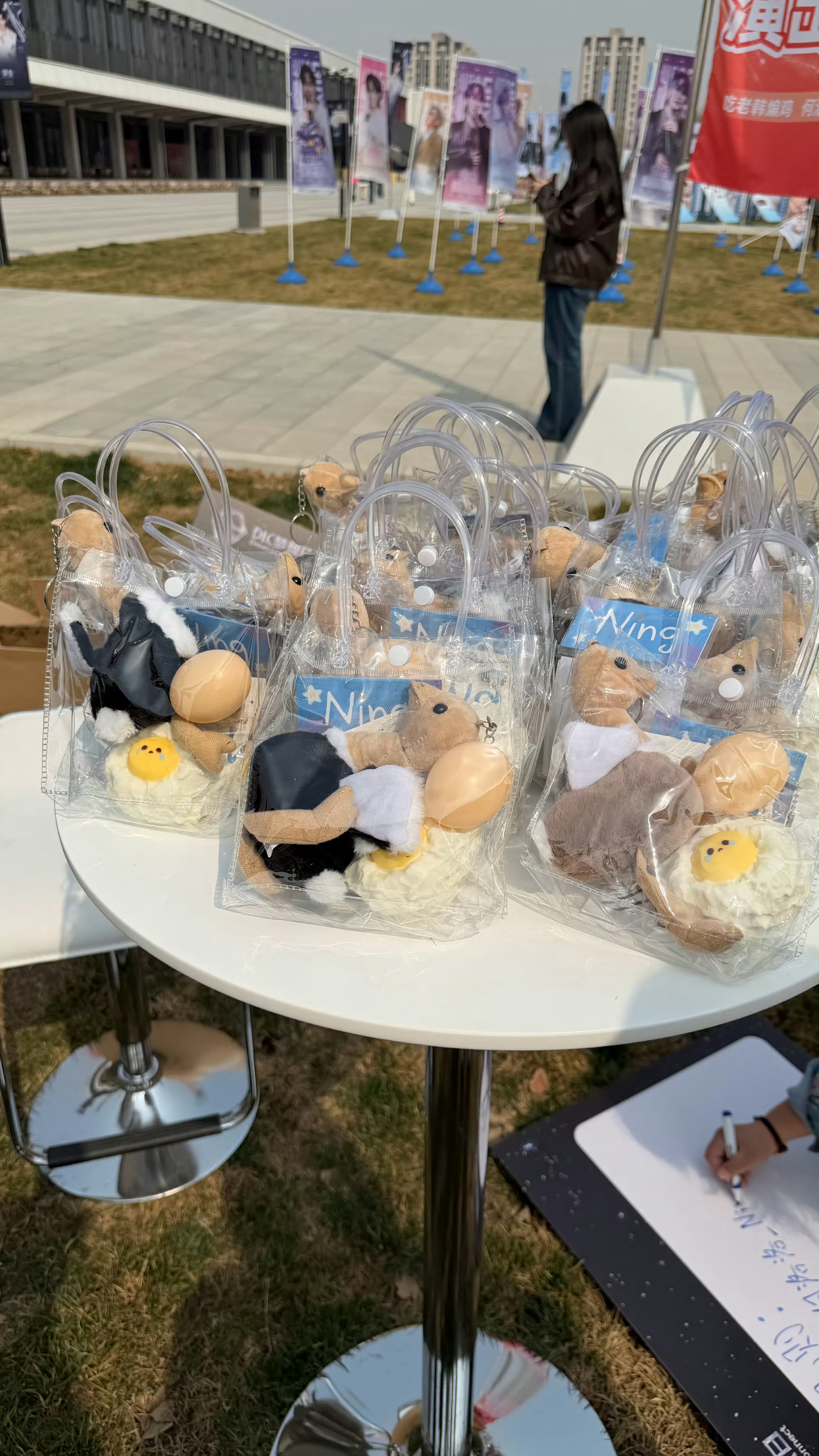 何洛洛何洛洛写给粉丝的信反复品读何洛洛的手写信，满是温柔与力量！他说和粉丝的初遇