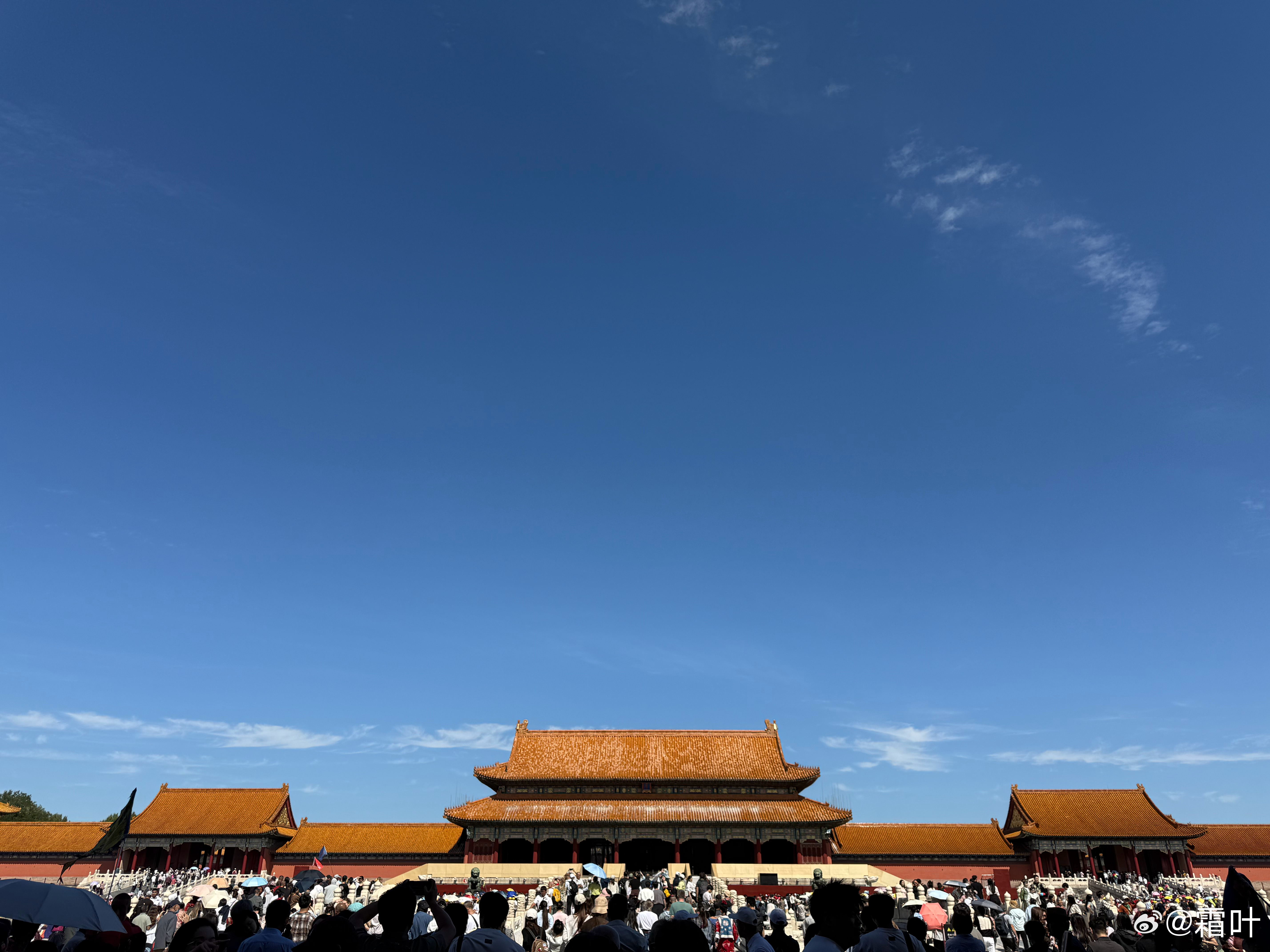 毛主席纪念堂排队瞻仰今天天安门真的人满为患……在故宫都人挤人。教员你好。[老师好