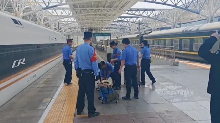 事发扬州站！列车员申请暂缓发车
5月12日扬州火车站，外地来扬旅游的薛姓老人登车