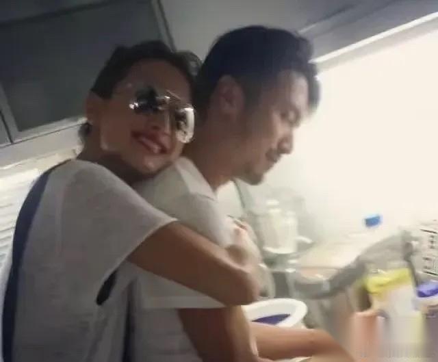 谢婷婷二胎晒照，谢霆锋突然空降热搜第一，没人说他新歌新电影。 6月23号那天，微