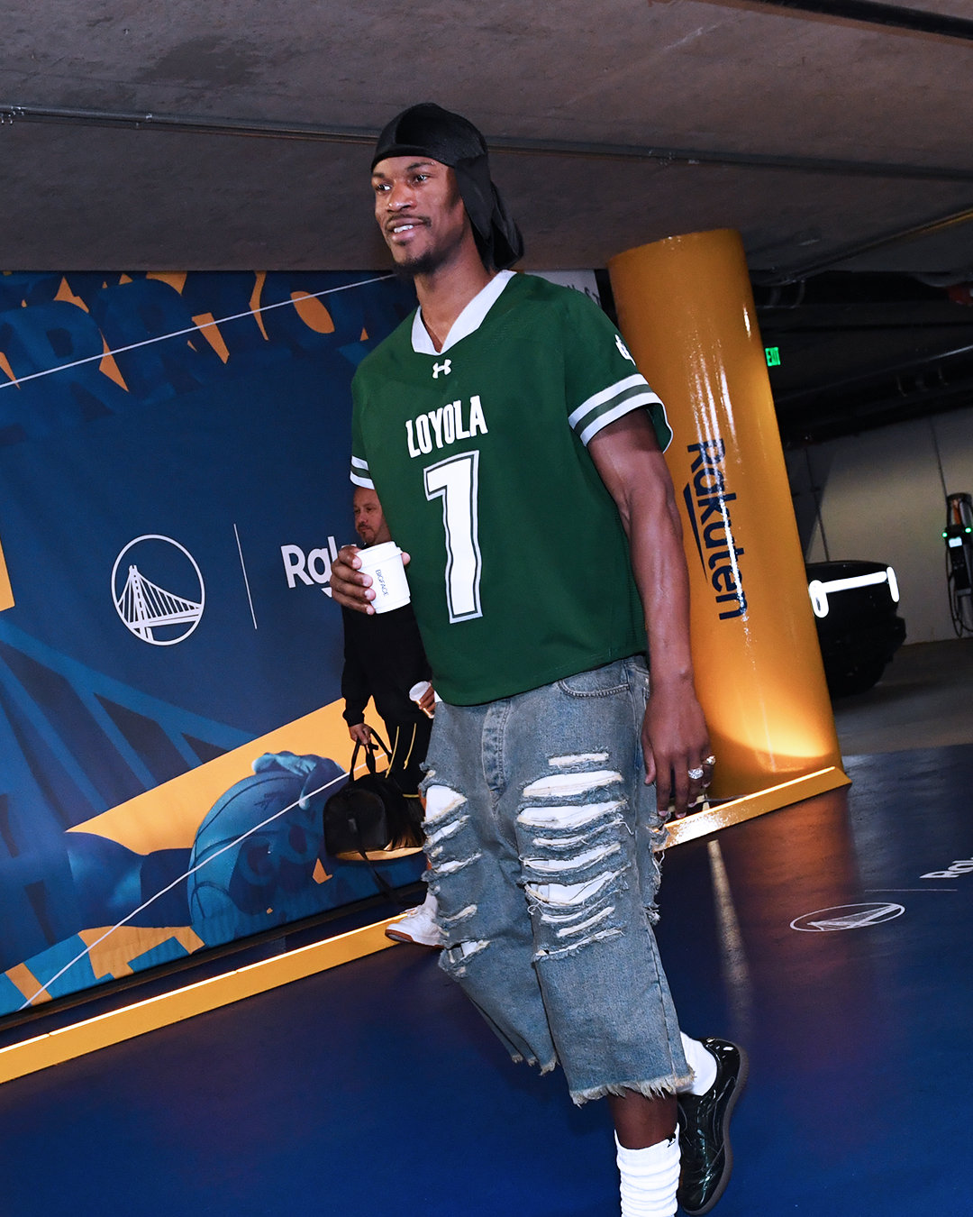 巴特勒身着斯宾塞大学时期网棒球服，抵达🥍魔术vs勇士