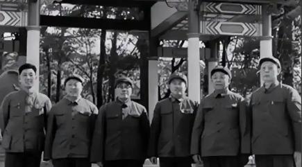 韩先楚和冼恒汉在兰州军区斗了四年，谁也压不住谁。一位老帅发话：一个笼子关两只公鸡