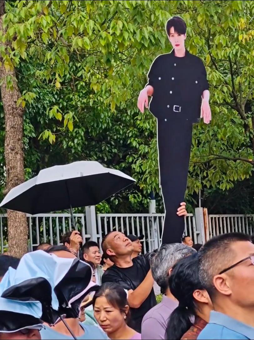 高考考场外，有位父亲高举檀健次 立牌让我们知道有个小炭火，她爸爸很爱很爱她！ 