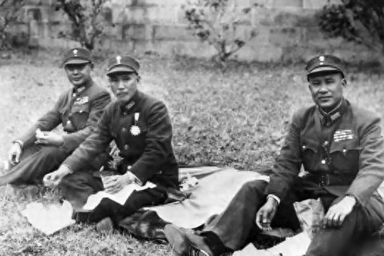 国民党原军司令刘峙的父亲，被村中恶霸活生生打死，刘峙返回家乡，看到杀父仇人，村民