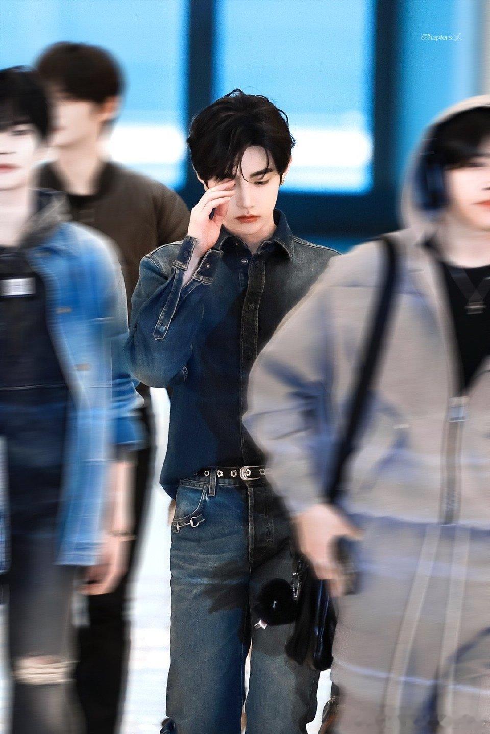 章昊今天除夕机场路透，造型都来自Gucci 