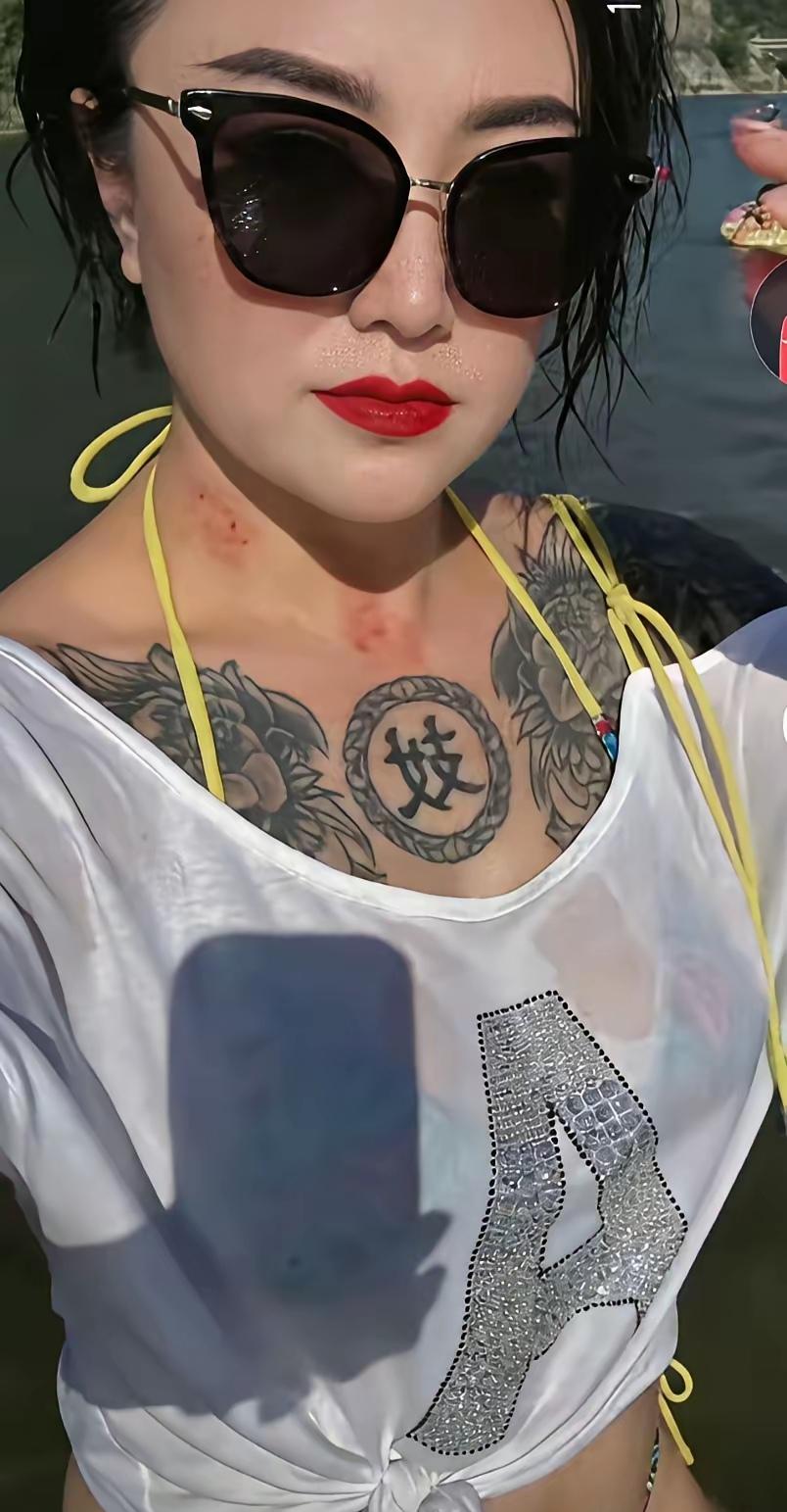 满身纹身就是不自爱？网友的偏见，真的太伤人了！
 
偶然刷到一段让人五味杂陈的图