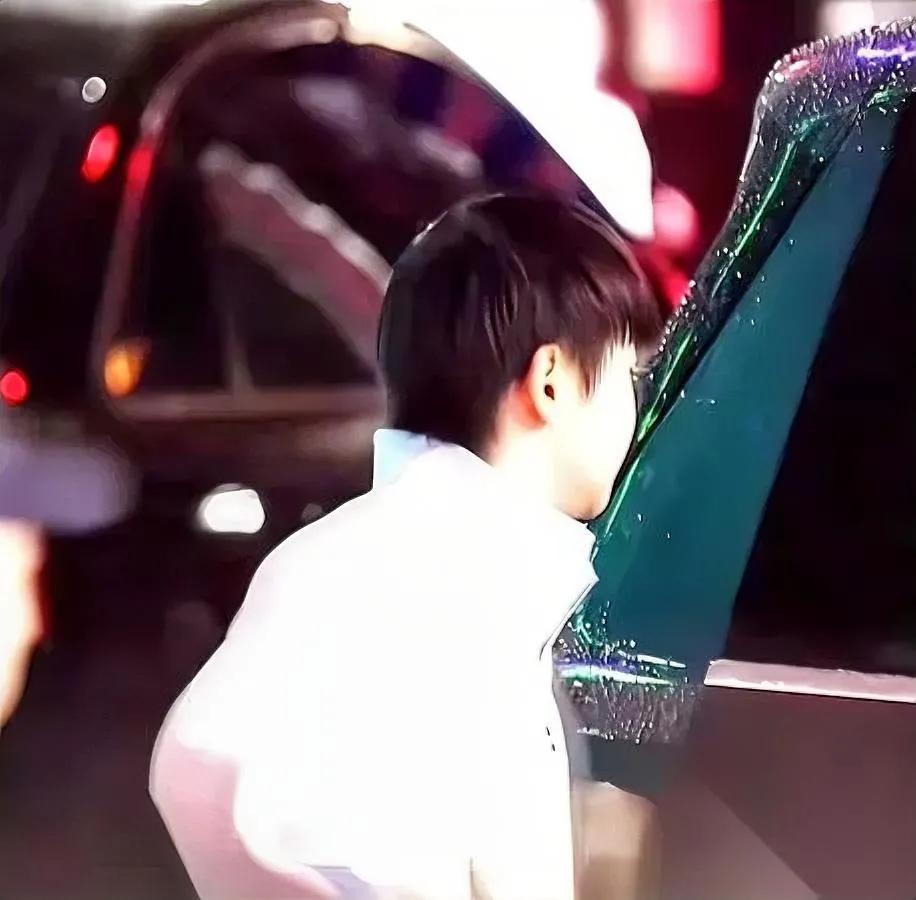 莎莎冒雨回家没人接？

别急！她爸可不是不疼闺女。

国家队训练跟打仗似的，赛程