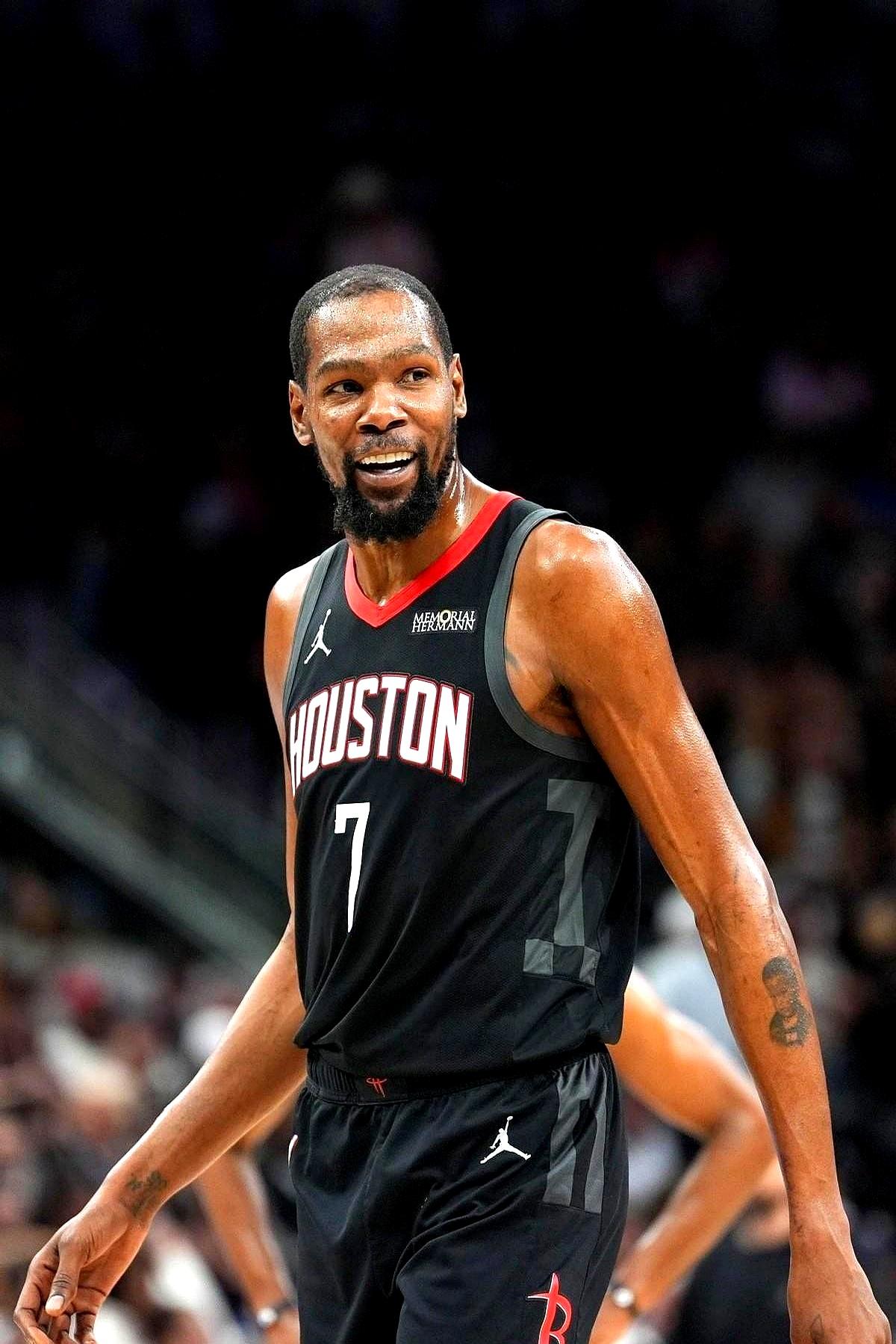 杜兰特两年命中率都在52%，带队结果却完全不同。
 

去年他在太阳队出战62场