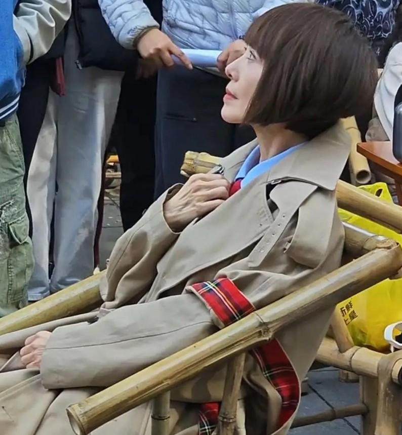 哇哦，镜头中的陈鲁豫刘海齐眉，琼鼻秀挺，颈纹明显，手臂青筋暴露，骨架纤薄至极，卡