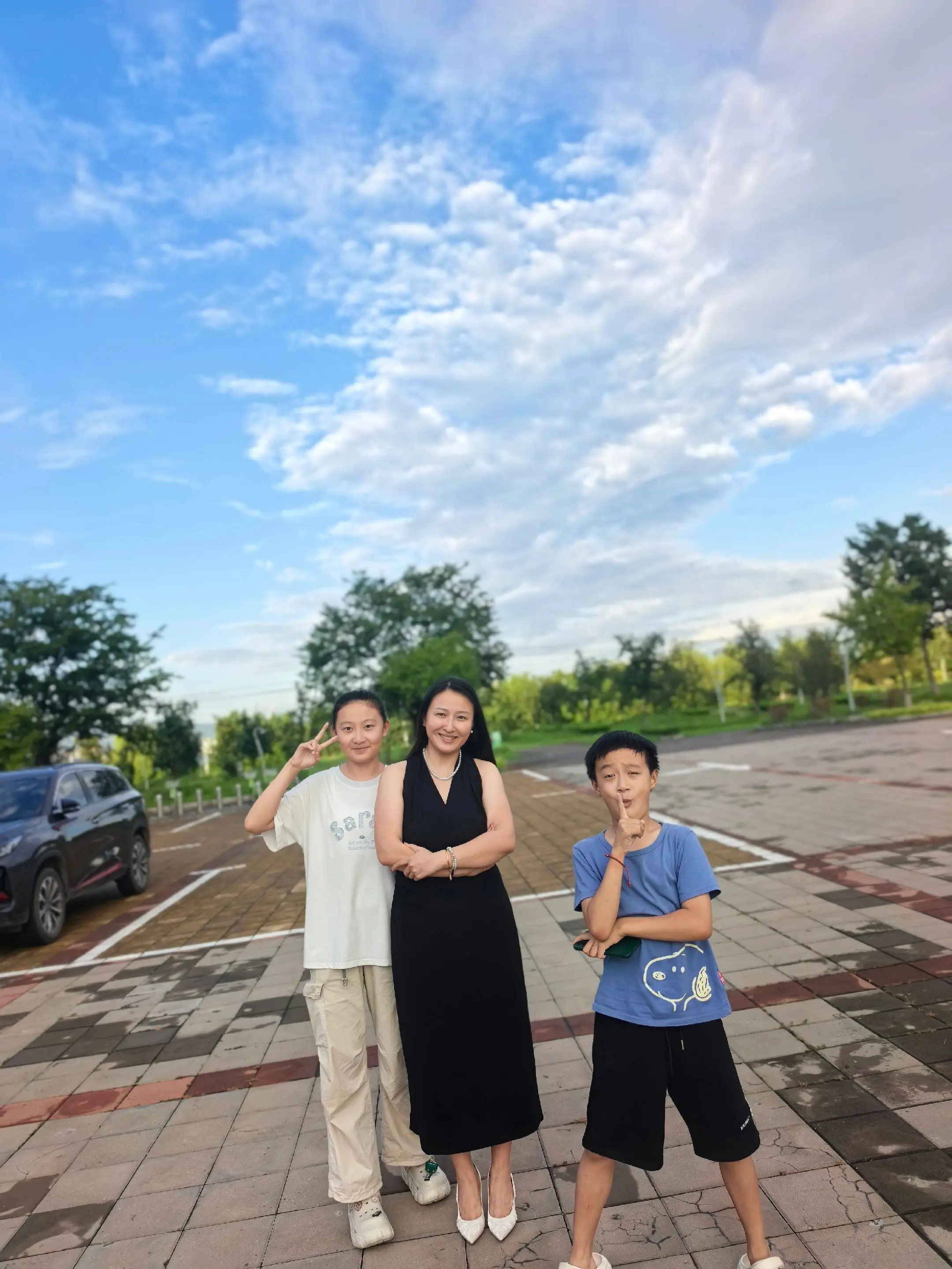 妈妈的世界全是孩子 蓝天白云下的我们
