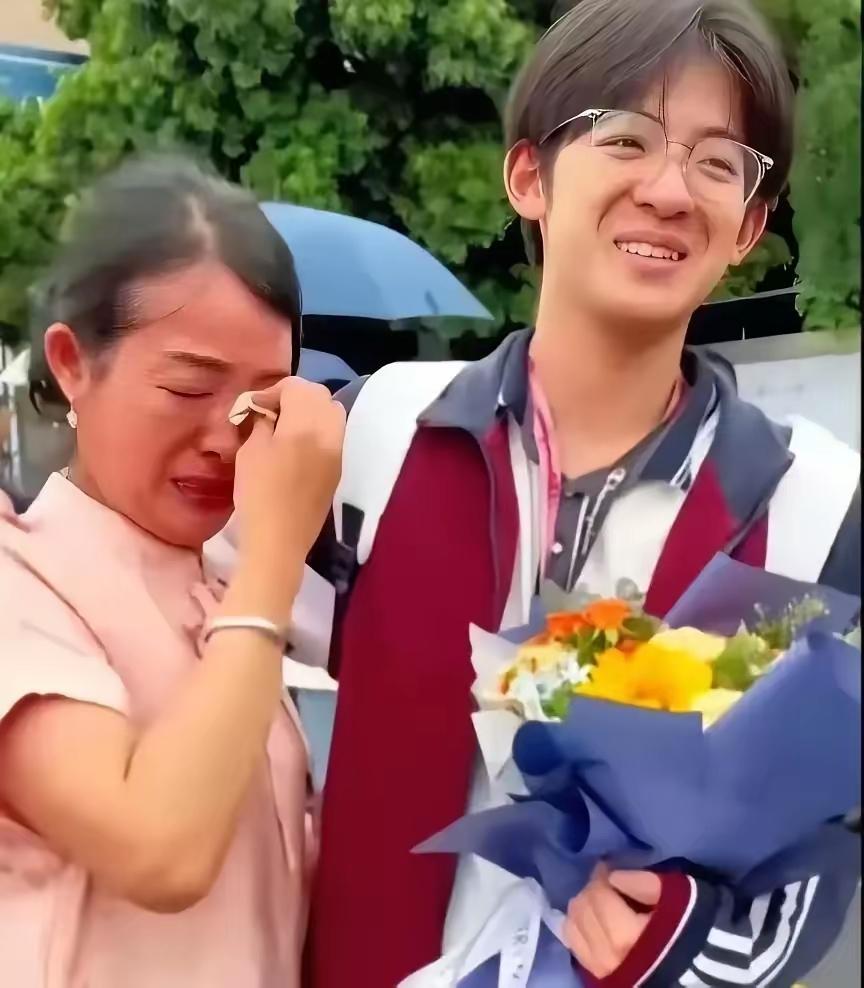 斯文又很帅气的这位小伙子，高考716分被清华录取，3岁时，就没了妈妈，高考查分时