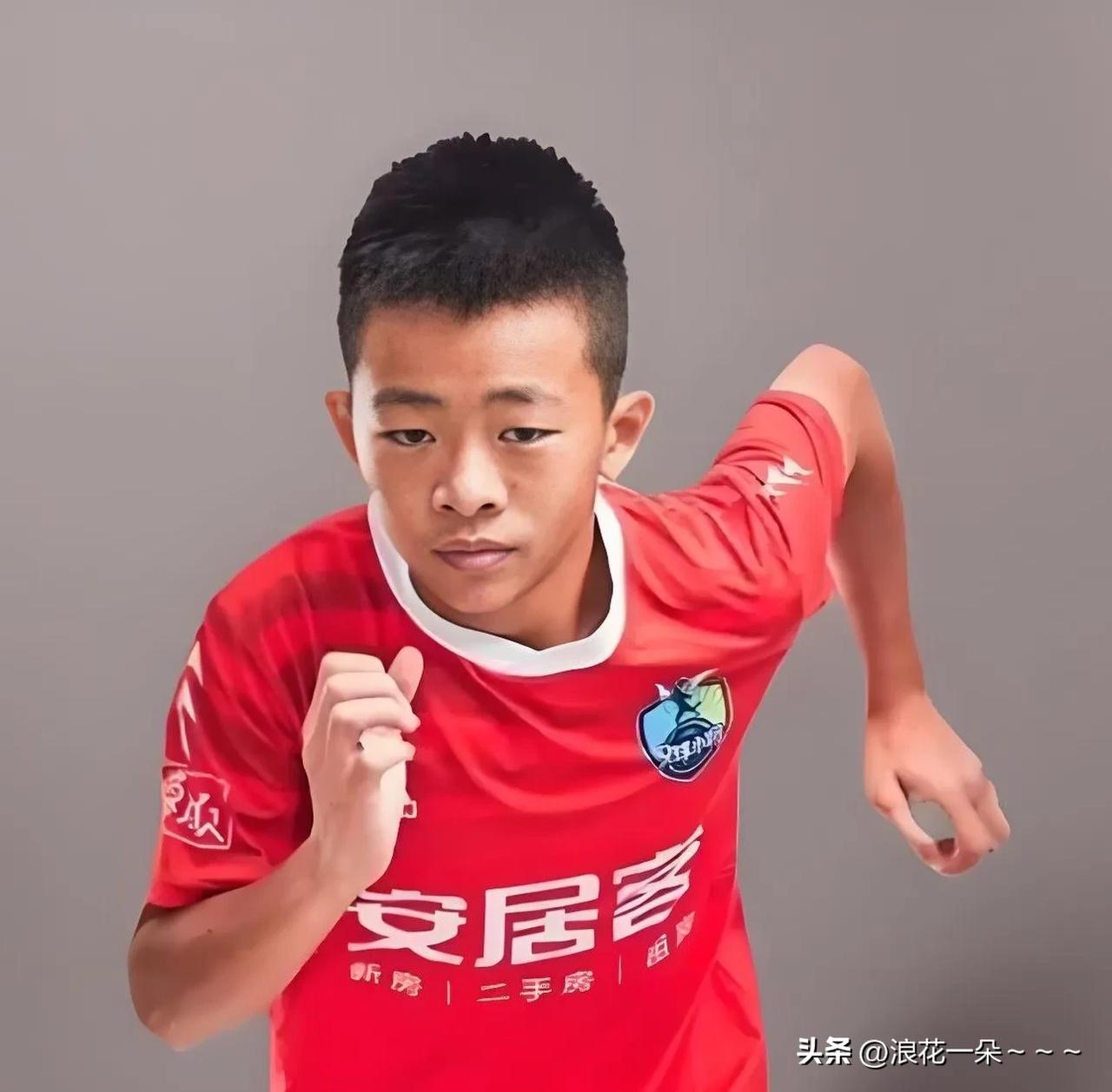 其实，网友给的压力太大是一方面！
另一方面，邝兆镭的球衣号码都从10号改为了14