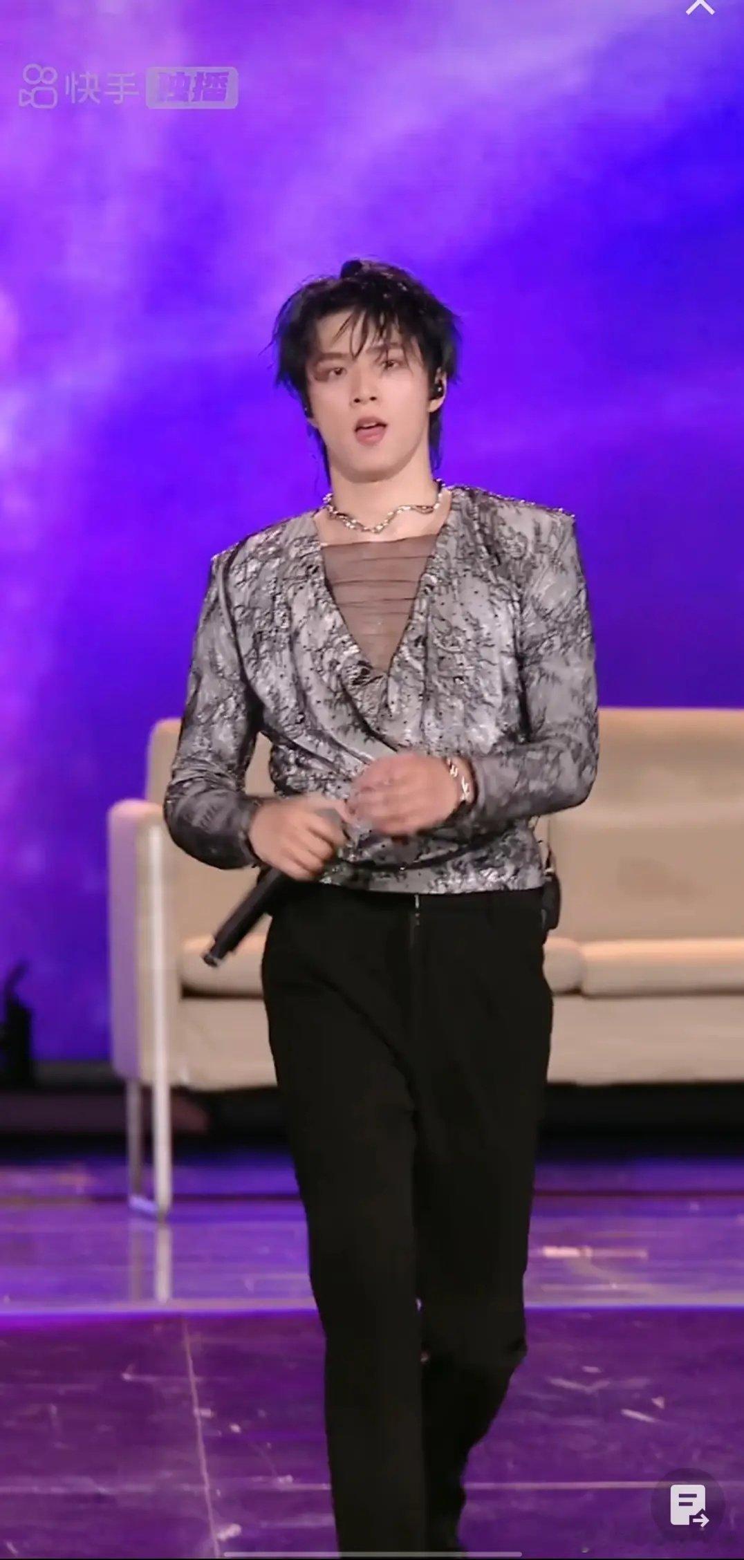 天呐，刘耀文怎么变成这样了，脖子消失术 ​​​