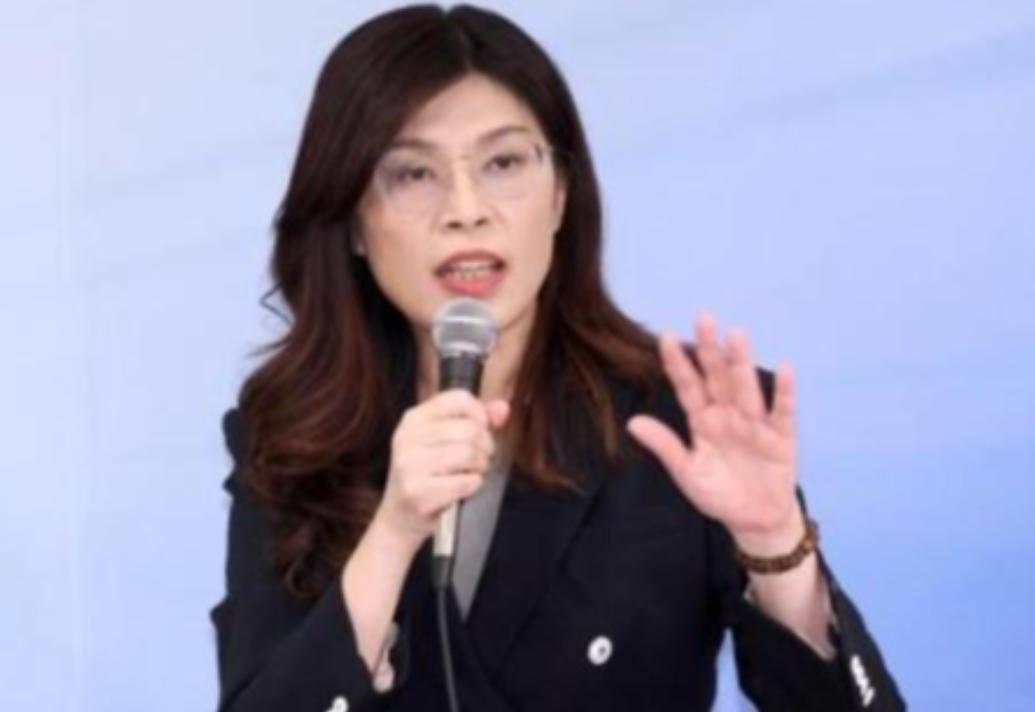 郑丽文现在估计肠子都悔青了。她后悔的不是向日本灾区伸了援手，也不是以个人名义捐了