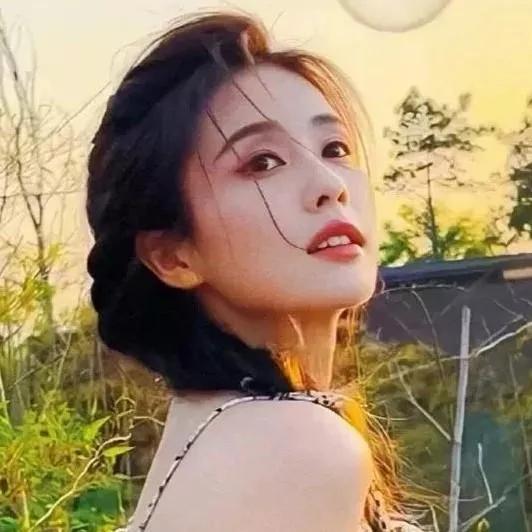 阳光洒落，微风轻拂，在田野间捕捉自然的美好瞬间。