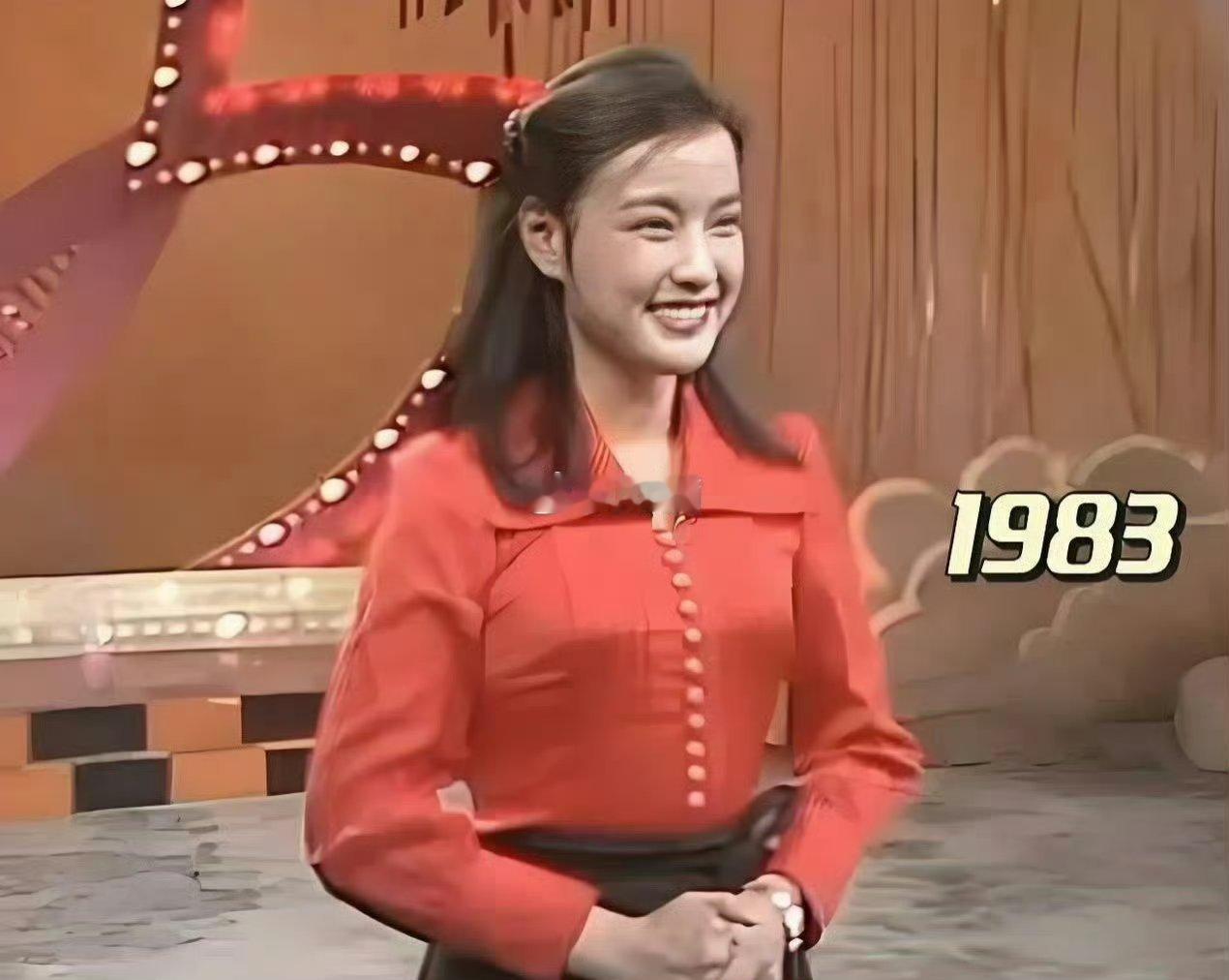 刘晓庆为了证明自己身材没变，穿上了47年前的服装。 