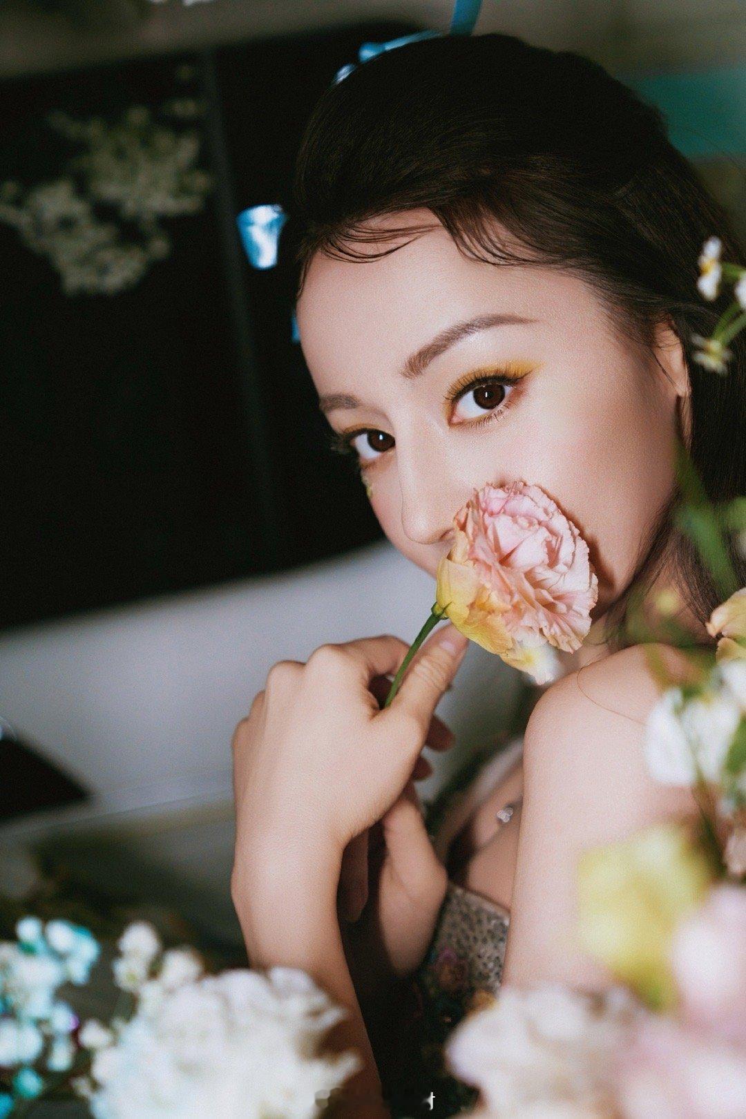 迪丽热巴还是秀出玉足了