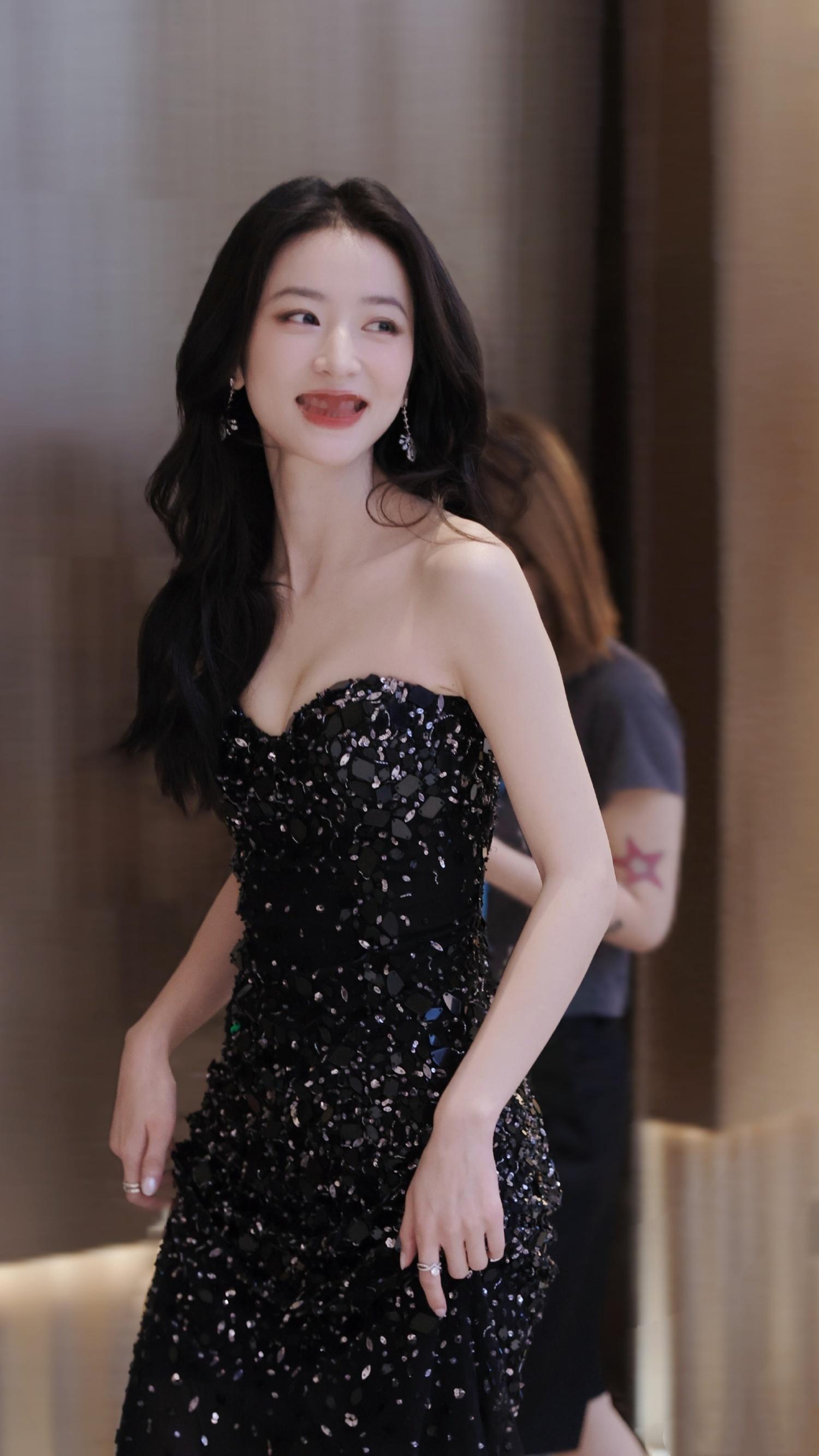 周雨彤谍报上不封顶杀青照 周雨彤真的好飒。周雨彤