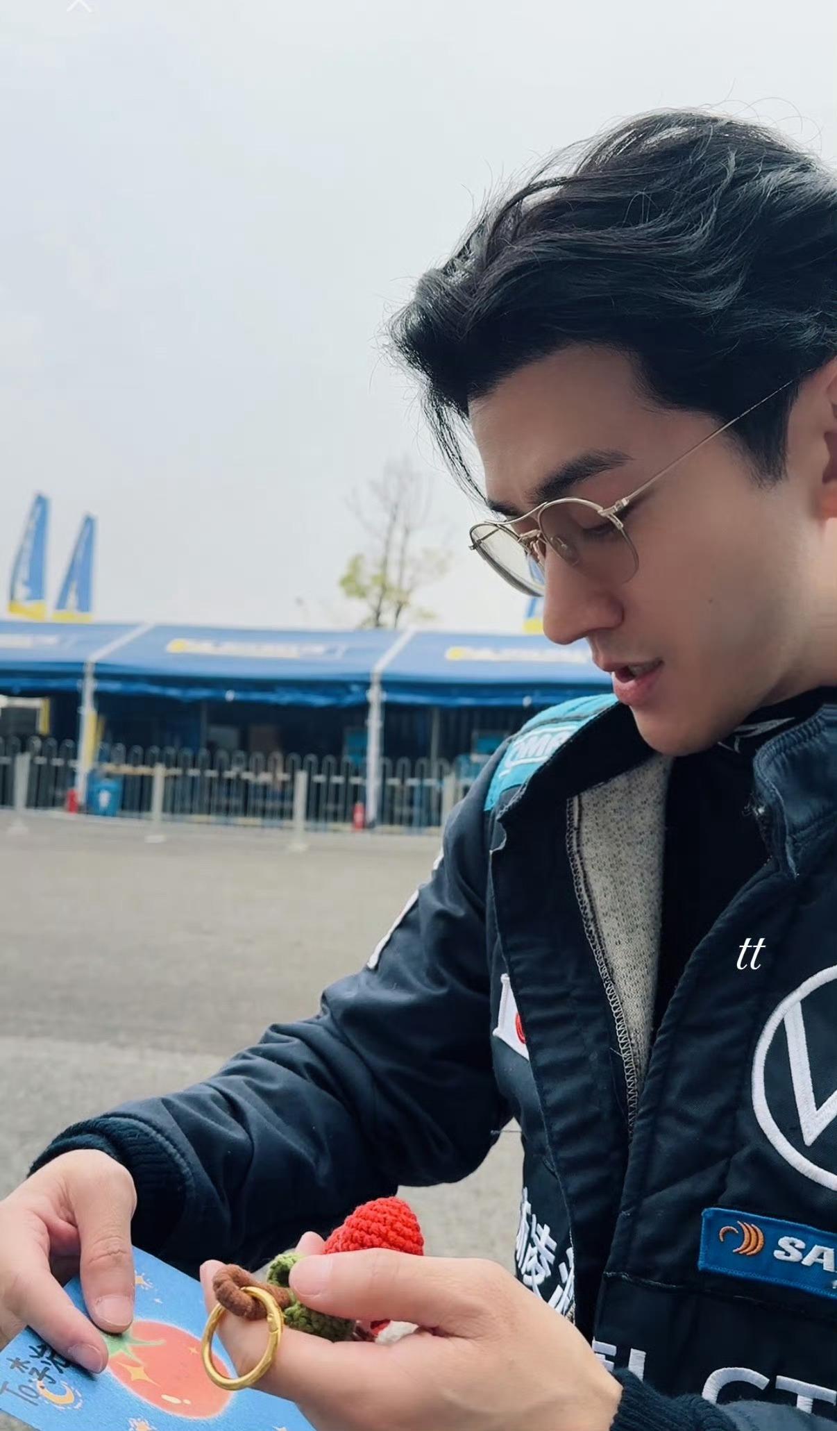 李治廷比赛 比完你的比你的李治廷就这样开启疯狂比赛模式，完全就是赛车界的鸡排哥，