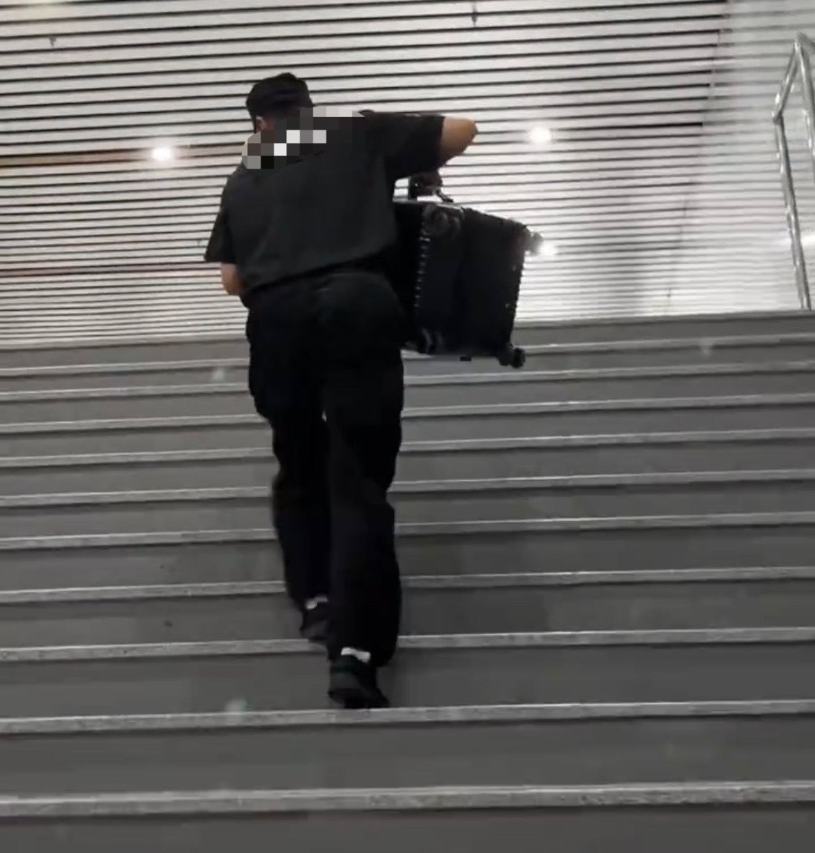 【女子在玉林坐动车保安给带路还帮拿行李】7月4日，网友分享：一名女子坐在玉林乘坐