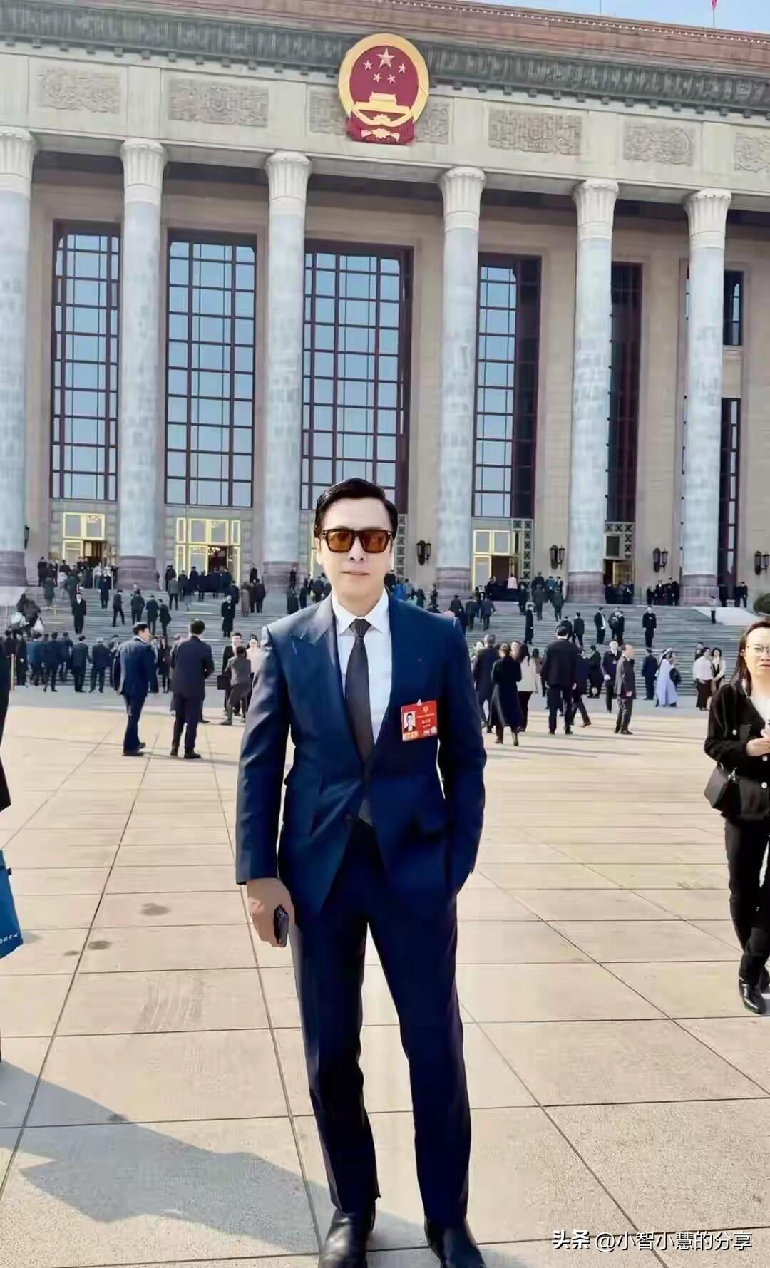 63岁的甄子丹这一身打扮还挺酷的，这个年龄了身材还这么好，令人羡慕，他这在体制内