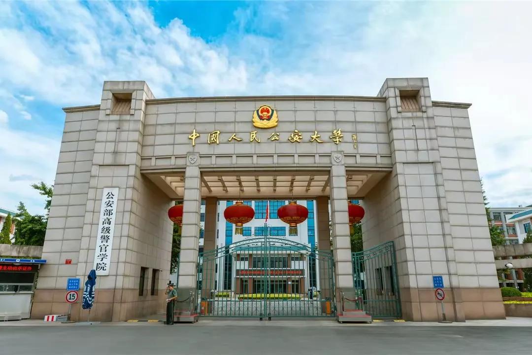 读军校到底值不值？！军校是不是不如警校？！
高考结束，别的大学可能还没什么动静，
