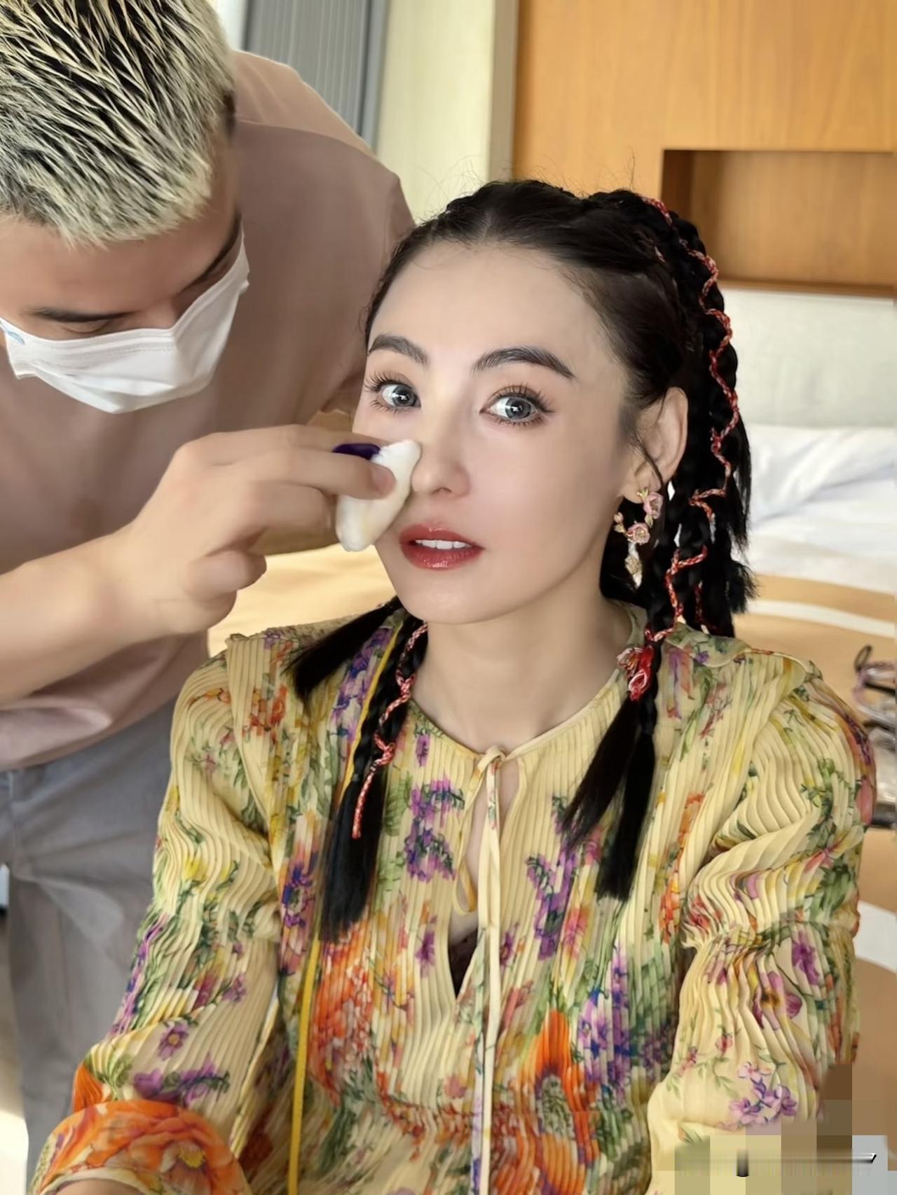 自从张柏芝和谢霆锋分开后，
她就跟开了挂一样，事业蒸蒸日上，
最近，她凭借真人秀