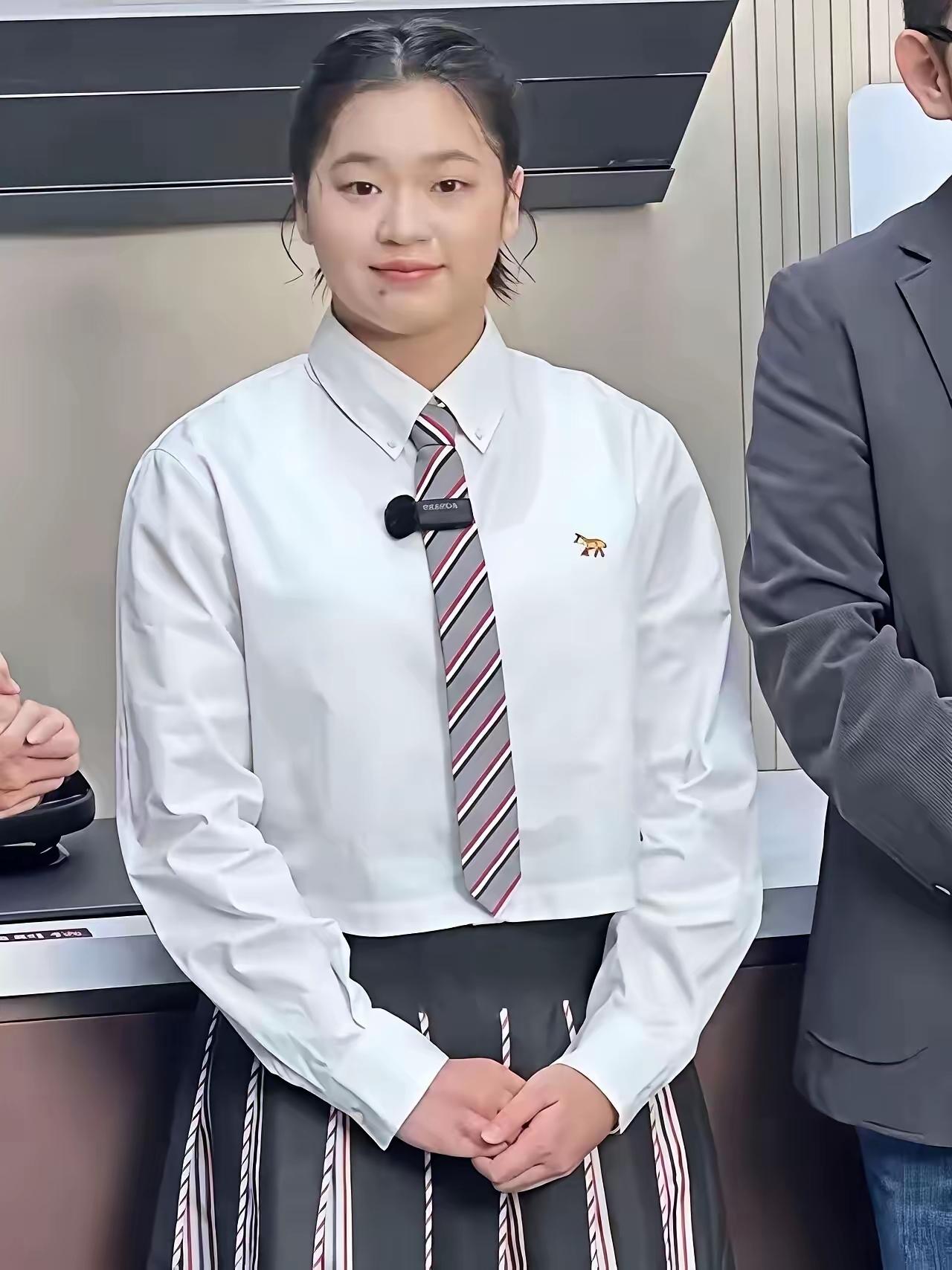 全红婵亮相上海活动颜值状态大变，网友直呼认不出。19岁的她身着白衬衫百褶裙，梳着