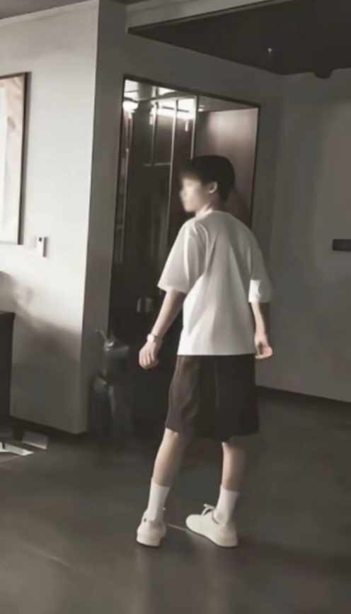 ⚡️：月月你慢点🌙：咦～哥哥呐～？(小内八萌死我了) 