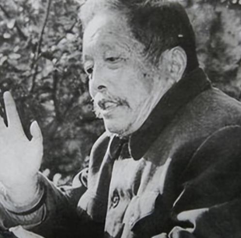 1956年，南通市土地庙里，一个跑江湖的汉子抓起一条剧毒腹蛇，冲着蛇头，伸出舌头