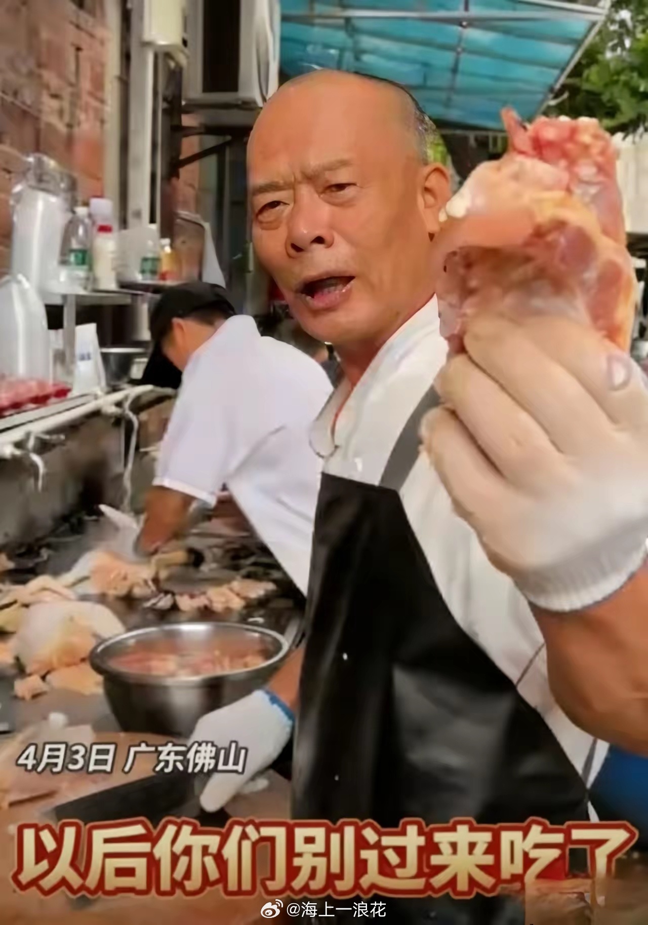 爆火鸡煲店老板称用的冰冻鸡我觉得老板说的是真话。老板本来岁数大了，就是个养活自己