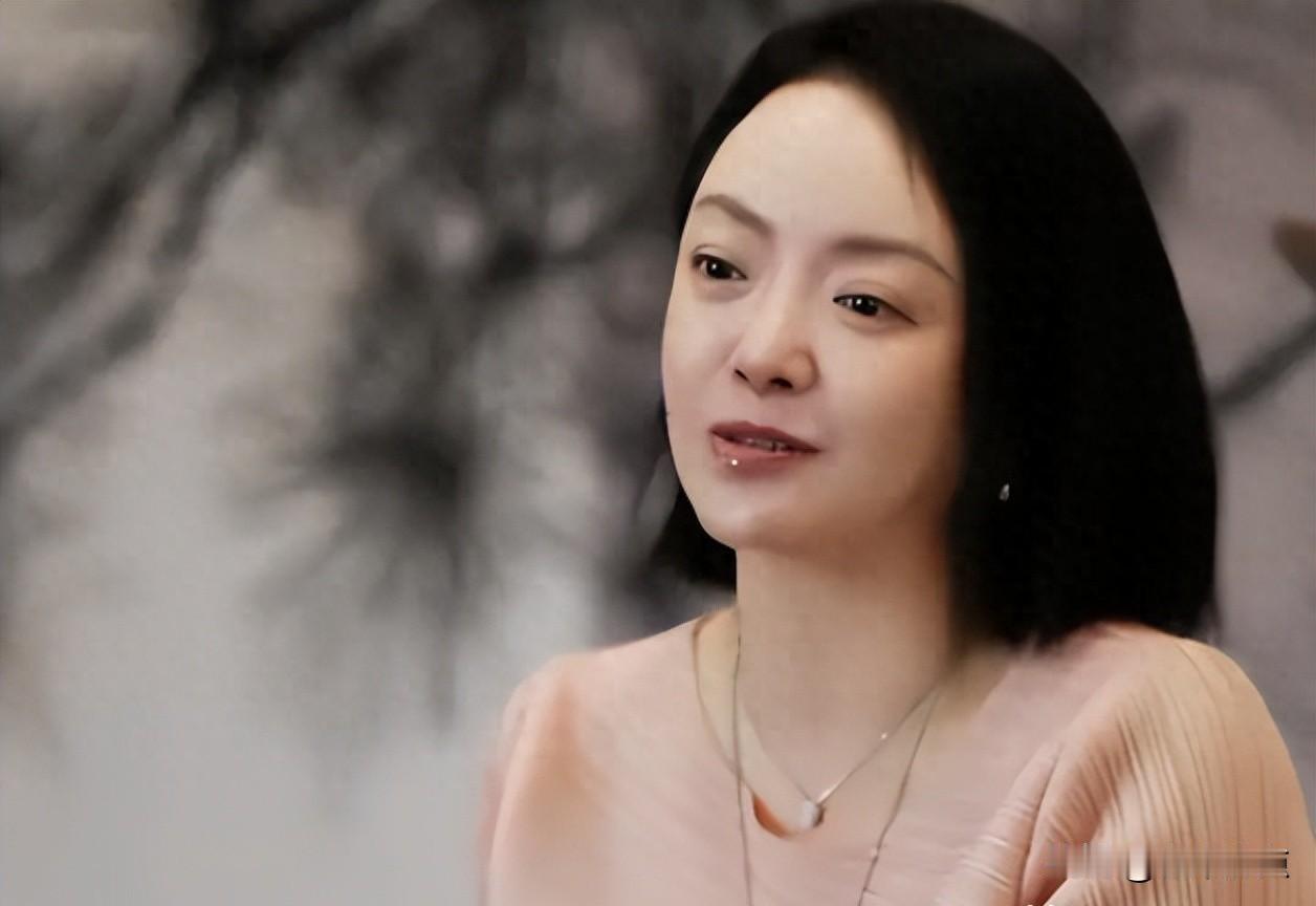 53岁开艾灸馆，全网夸她是“豪门太太翻身”，其实她连婚都没办过。
她没等谁救，也