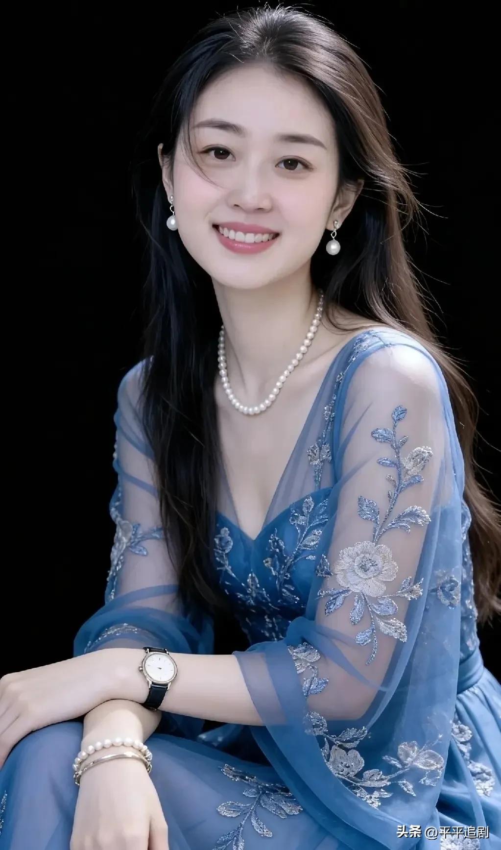 蓝纱轻垂，银线绣出的花影在风里轻摇，珍珠与笑意，都温柔得恰到好处。