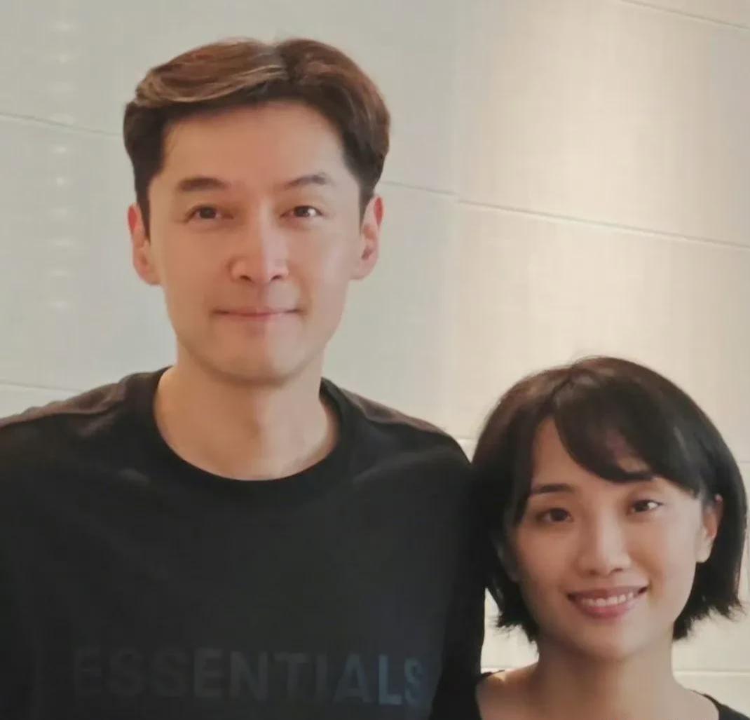 胡歌老婆也是挺能忍，都给他生了两个孩子了，儿女都双全了，胡歌都没给她办一场婚礼，