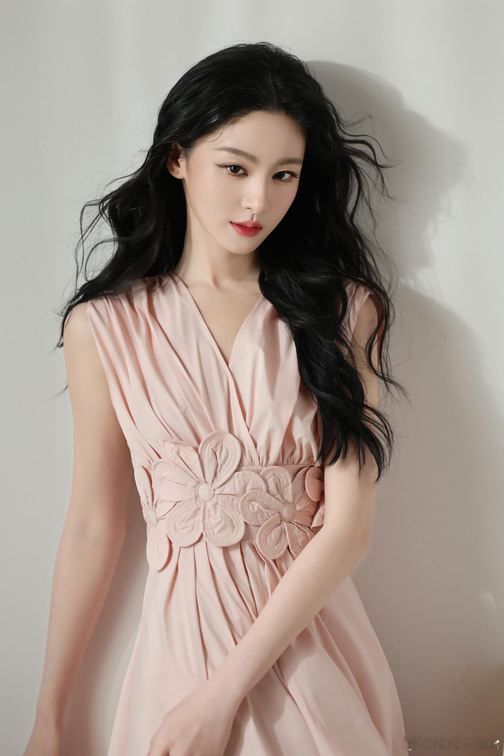 于正又夸赵晴好看了 氧气大美女的感觉，期待进组，可以来个现代剧！ 