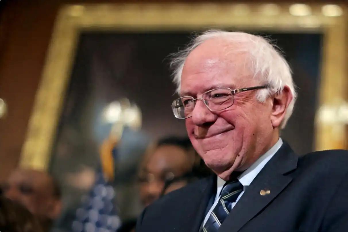 桑德斯这回算是说了句大实话，结果却直接捅了马蜂窝。

老头子呼吁暂停新建AI数据