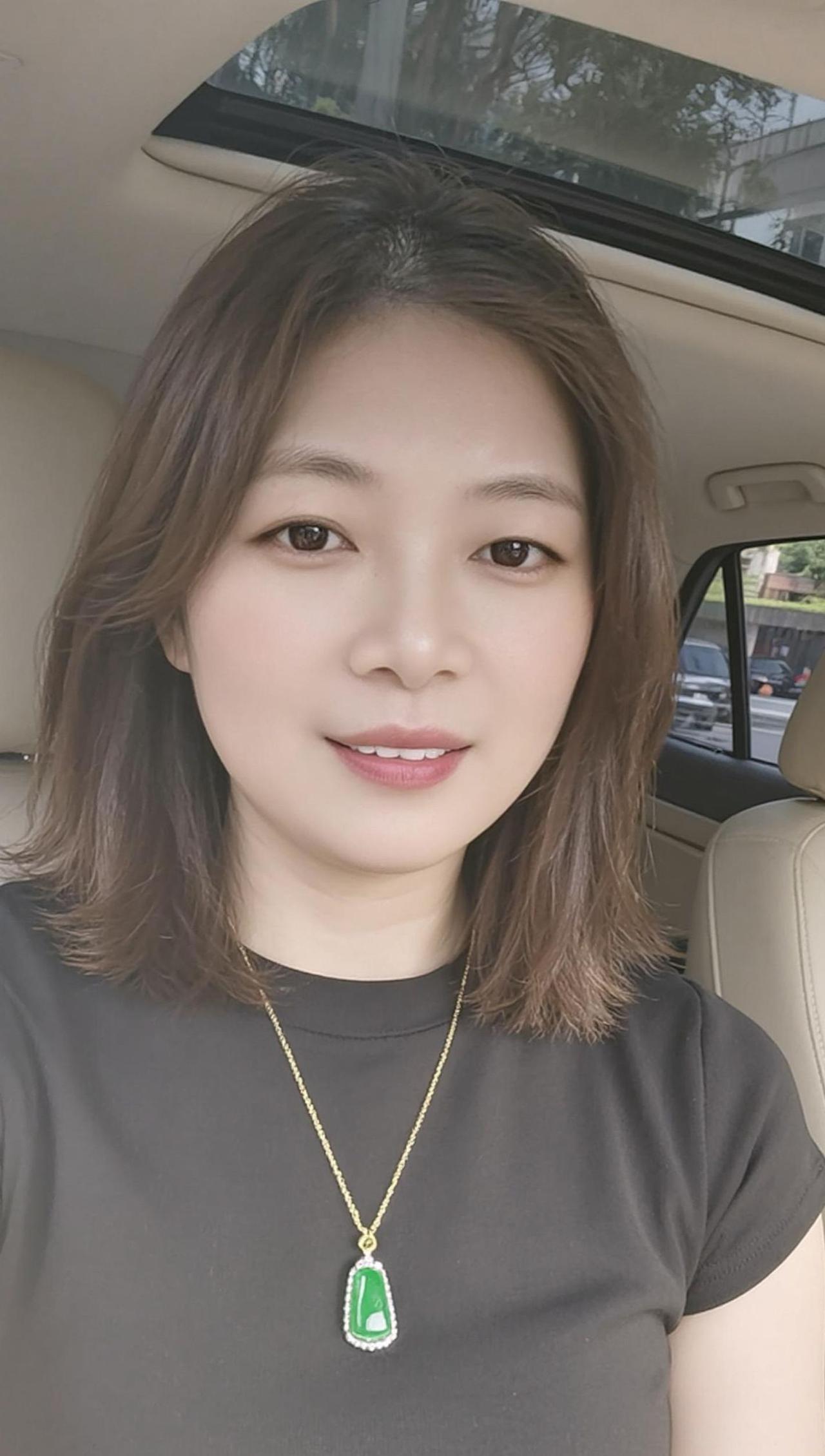 AI车内生活照 美女热门日常分享上热门