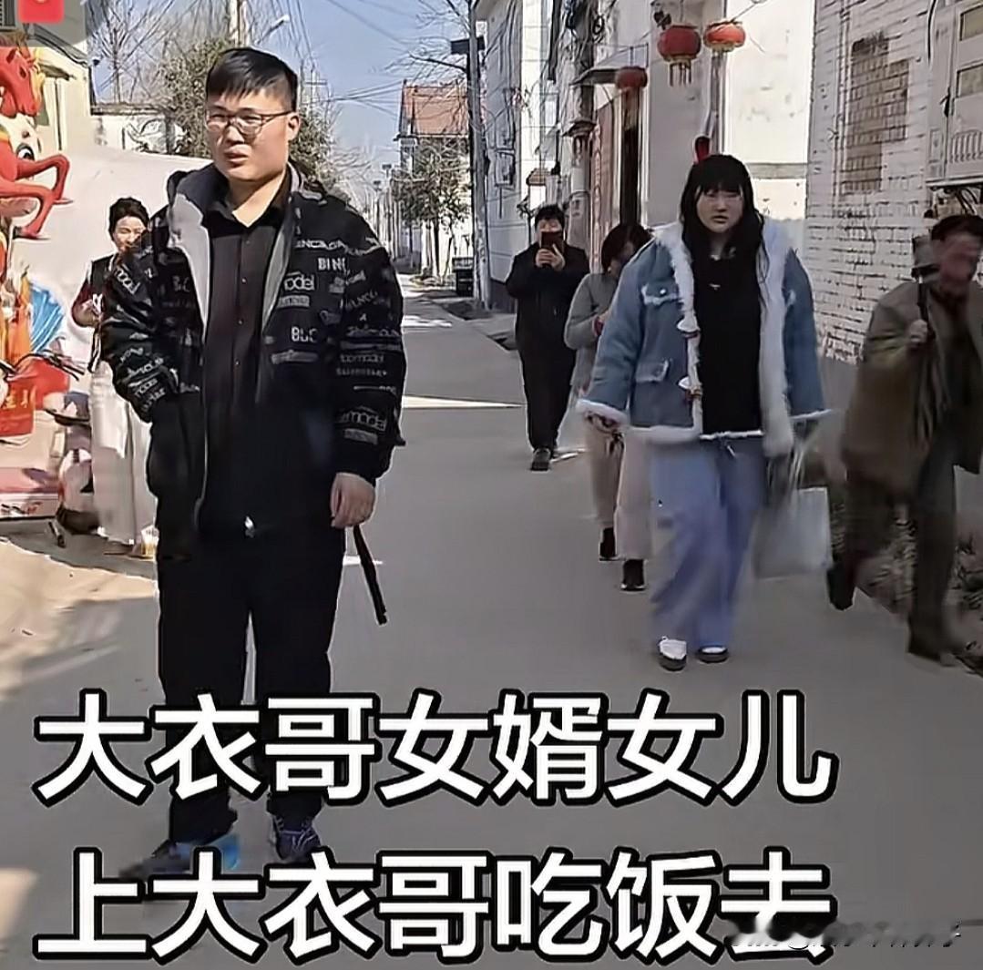 大衣哥女儿，不再沉默！
大年初二，大衣哥女儿朱雪梅和老公一起回娘家，新婚燕尔，又