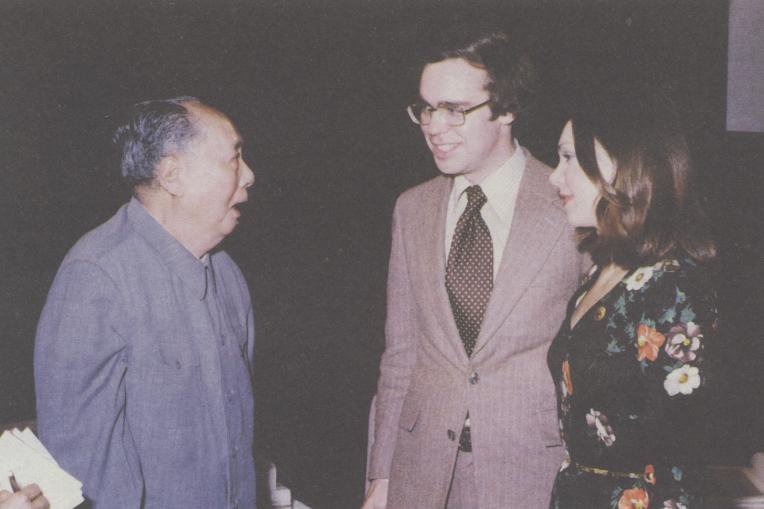 1975年，基辛格访华时，毛主席指着自己的脑袋笑着说“这里还行”，又拍着腿坦言“