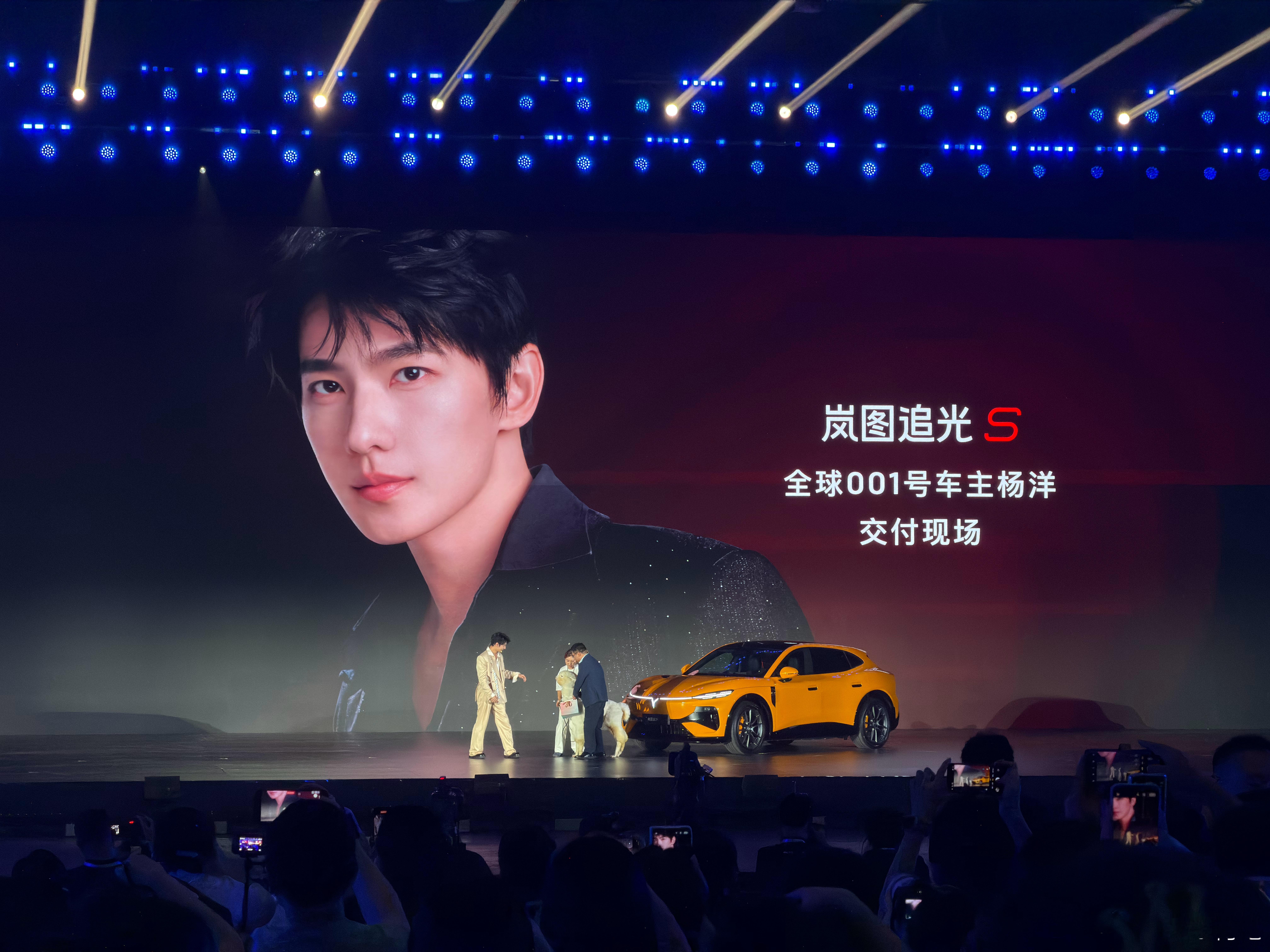岚图追光S正式价格出来了，全系标配华为乾智驾ADS 5和四激光方案，三个版本：-