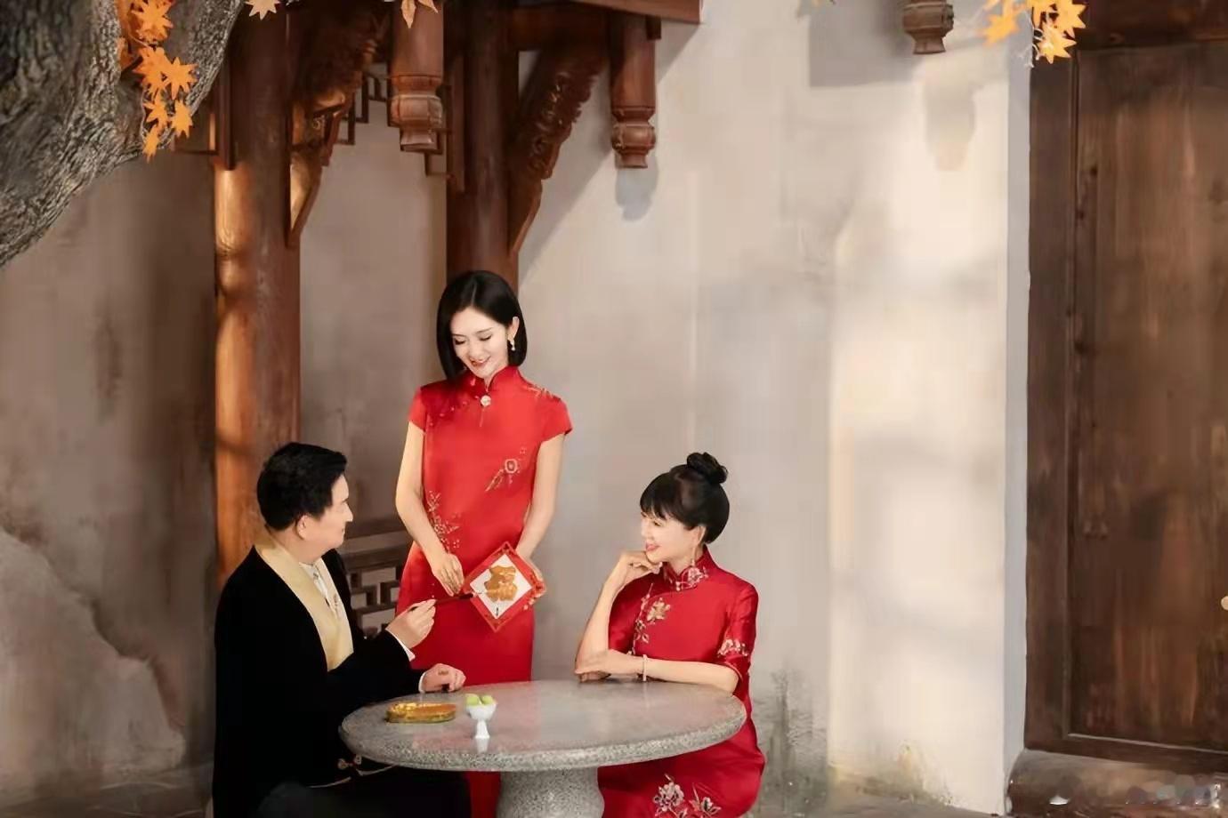 谢娜陪父母拍中式全家福，七旬娜妈状态好年轻，母女穿旗袍美翻了！ ​​​