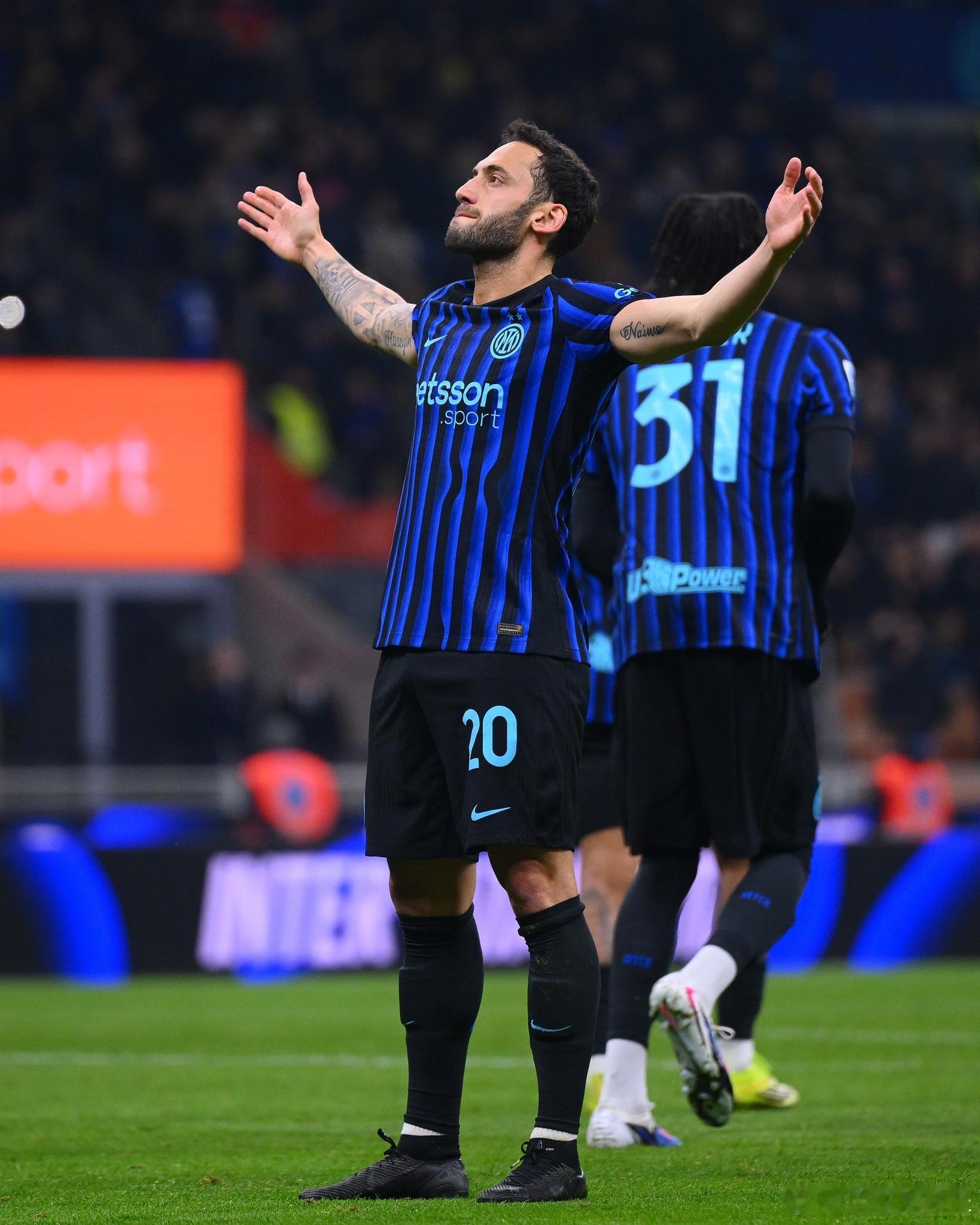 天空体育：哈坎·恰尔汗奥卢应该可以赶上对阵佛罗伦萨的比赛。🔵⚫国际米兰意甲热点