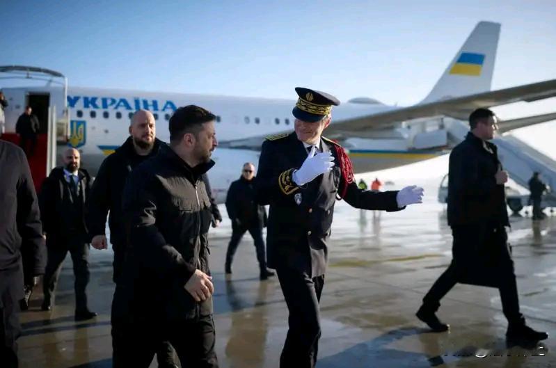 瑞士小镇达沃斯，泽连斯基与特朗普“闭门”会谈，连一张照片都没留下。会后，泽连斯基