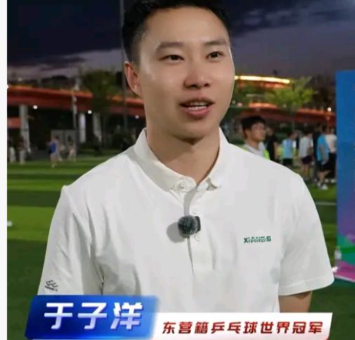蒯曼教练于子洋
一夜之间爆火
27岁刚退役进入国乒女一队
是队内最年轻教练，
本