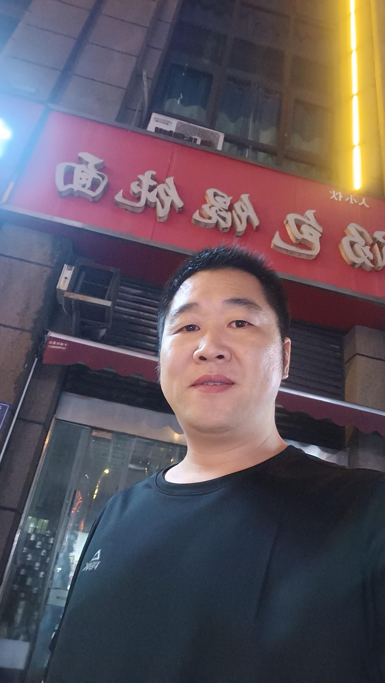 今天是什么日子？昨天还感叹这两天早餐生意就忙一阵，前面没人，后面没人。今天不知咋
